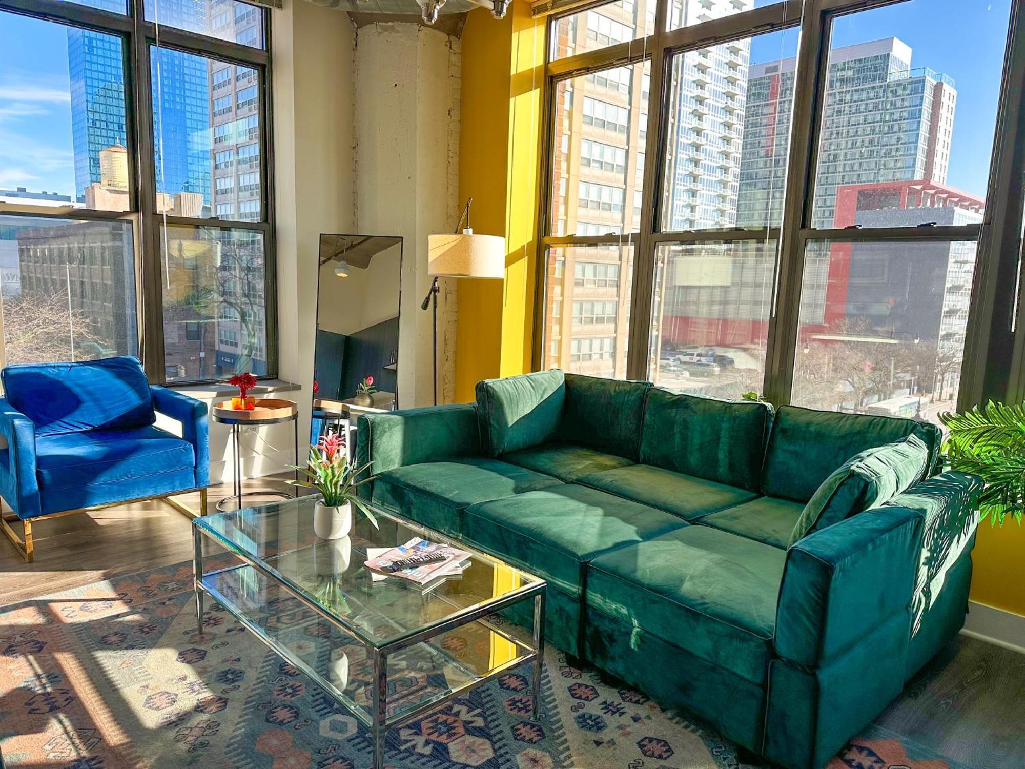 Bright 2Br Luxury Corner Suite With Optional Parking Sleeps 6 Guests Near Mccormick Place And Soldier Field Chicago Exterior photo